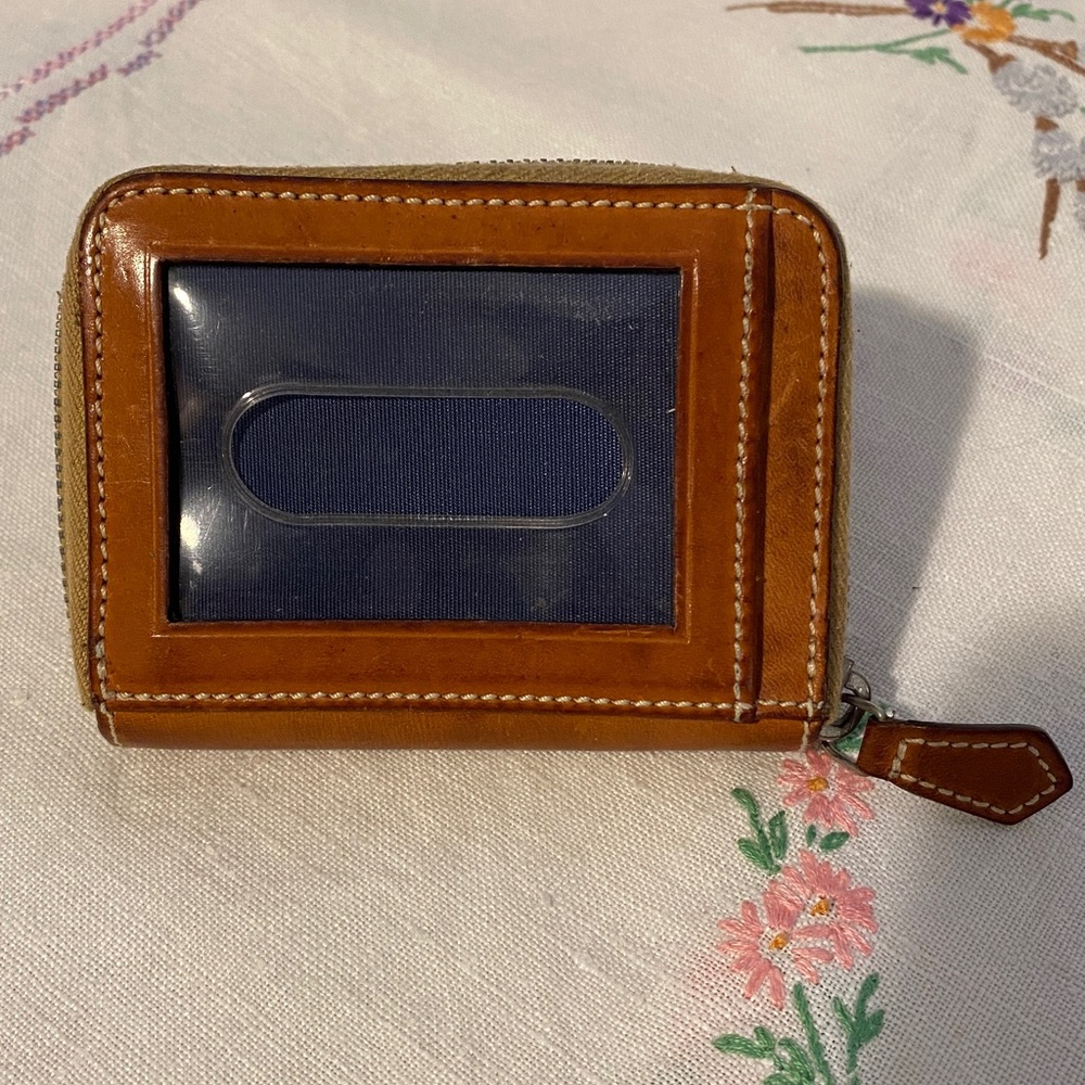 Dooney & Bourke ALTO Saddle Leather Zippered Compact Wallet Exterior ID Slot🇮🇹